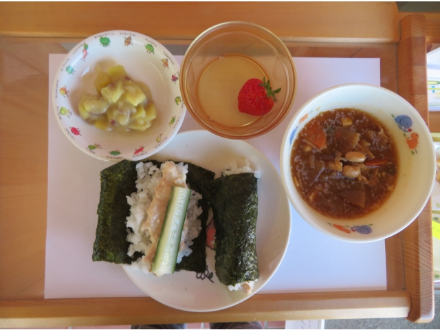 節分の日のメニューは…　給食…恵方巻・鬼除け汁・いちご　おやつ…鬼まんじゅう　　でした♡