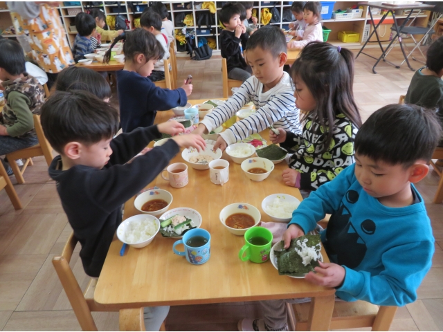 トングで順番に…