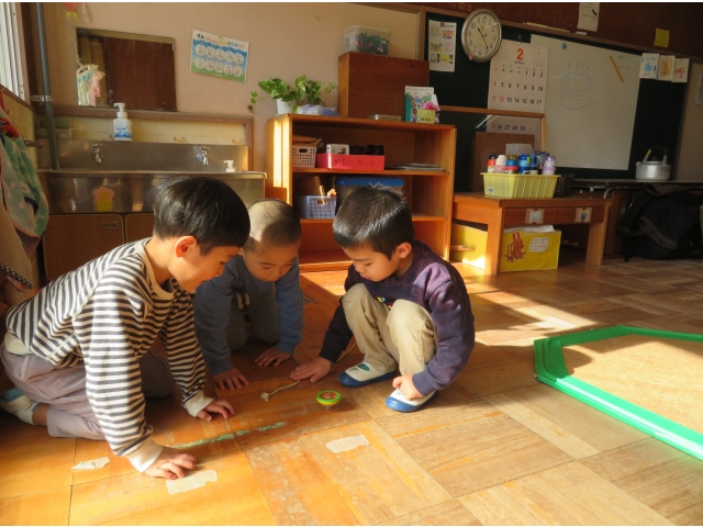 いつまでも回り続けるこまに夢中!