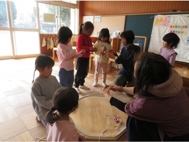 こまにヒモを巻き付けることから挑戦!