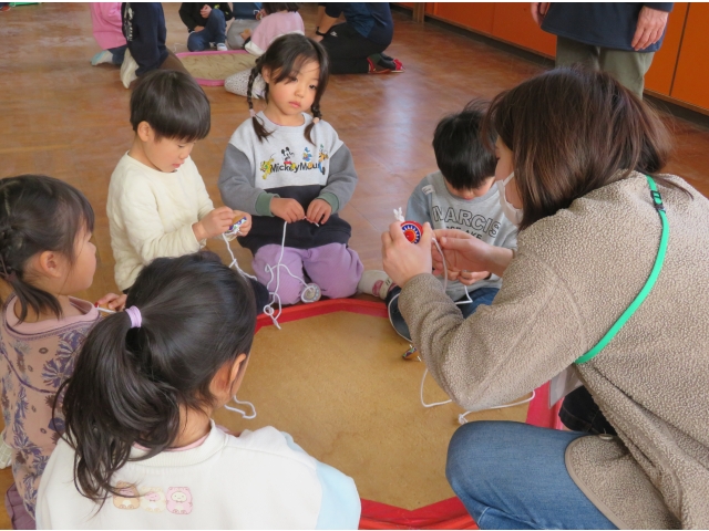 グループごとに説明を聞きます