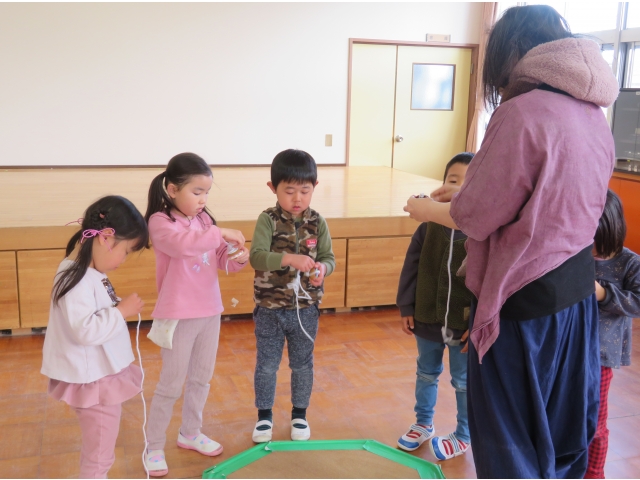 こまにヒモを巻きつけます