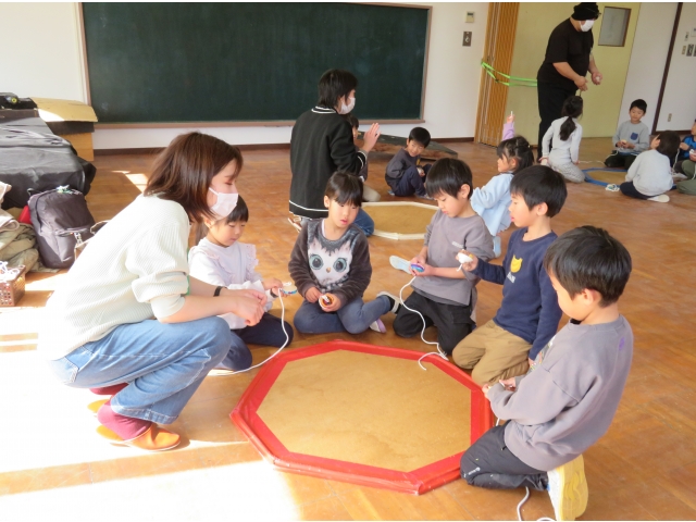 グループごとに説明を聞きます