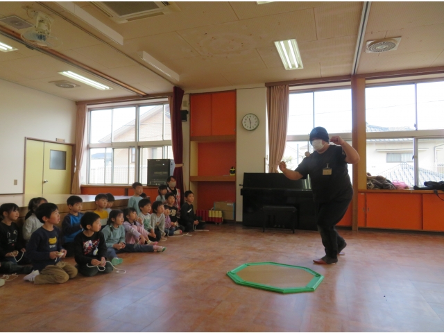 ひもの上にこまが乗り、みんなびっくり!!