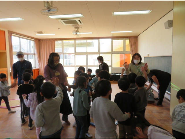 名残惜しく、最後はハイタッチで!