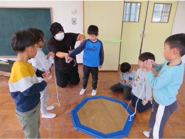 “手を伸ばして…”