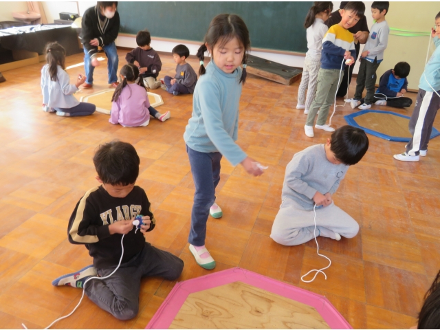 時間を掛けてこまにヒモを巻き付けます