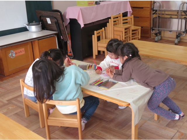 お話しながら描いています。