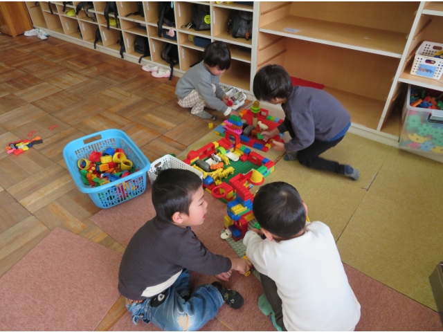 お友だちと協力して作ります。