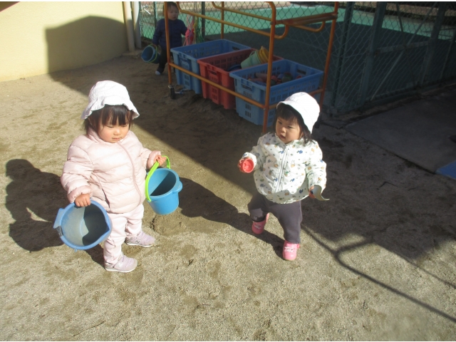 砂場では自分で好きなおもちゃを選びます。