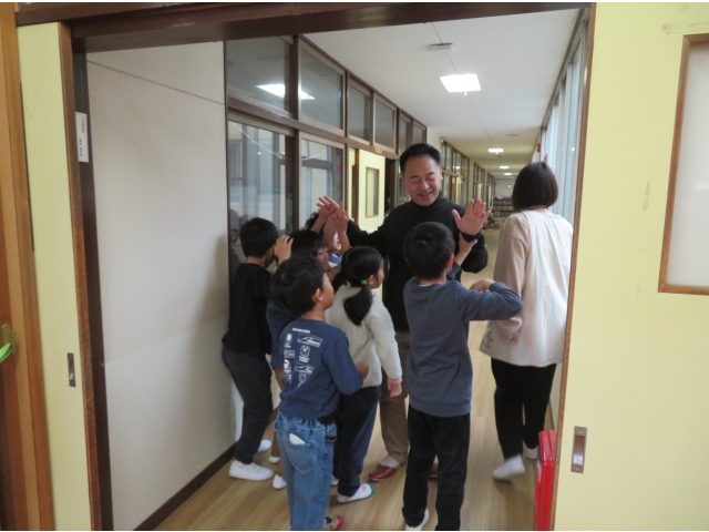 「小学校に行っても頑張るね！！」「タッチ！」