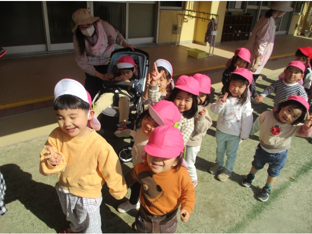 お友だちと手を繋いでお散歩！行ってきます！