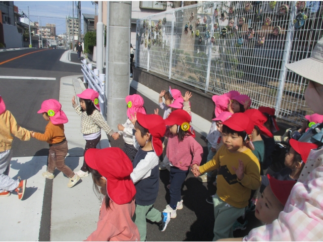 信号は手をあげて渡ります！