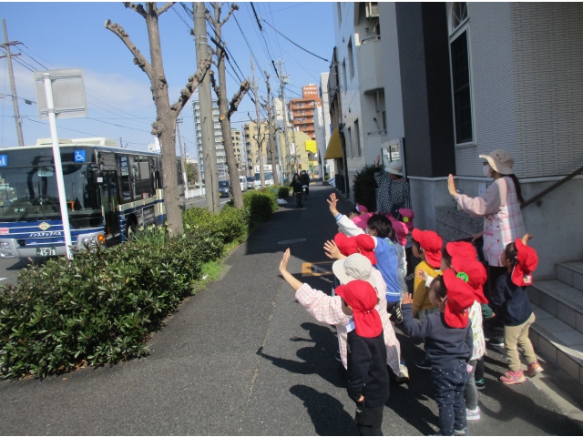 あ！！バスだ！ちょうど見ることができました。