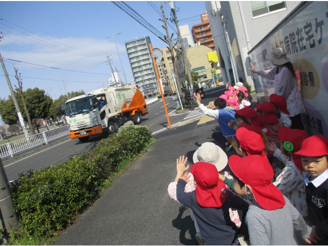 ゴミ収集車は運転手さんに手を振ってもらえて嬉しそうでした！