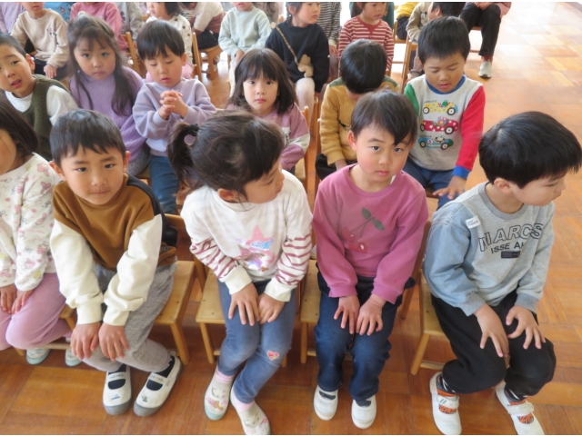 卒園式の練習が始まります。きりん組さんもどことなく緊張しています。