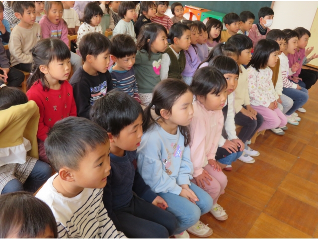 ぞう組さんの姿を、真剣に見ています