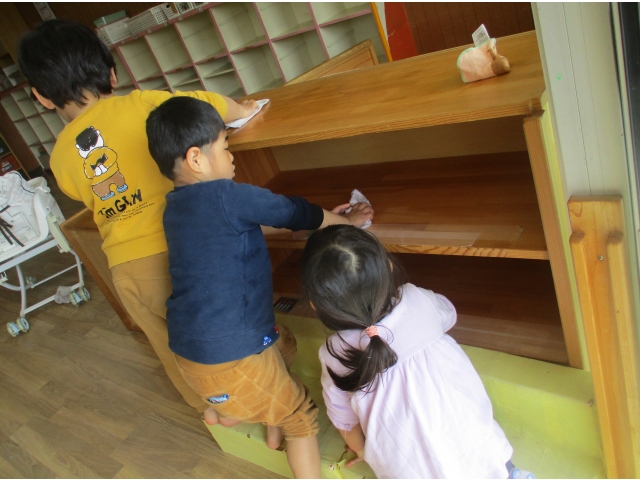 おもちゃ棚を拭きます。綺麗になるように一段ずつ丁寧に(^-^)