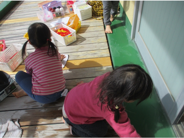 ベランダも拭き拭き！園庭を見たりお弁当を食べたりしたね！