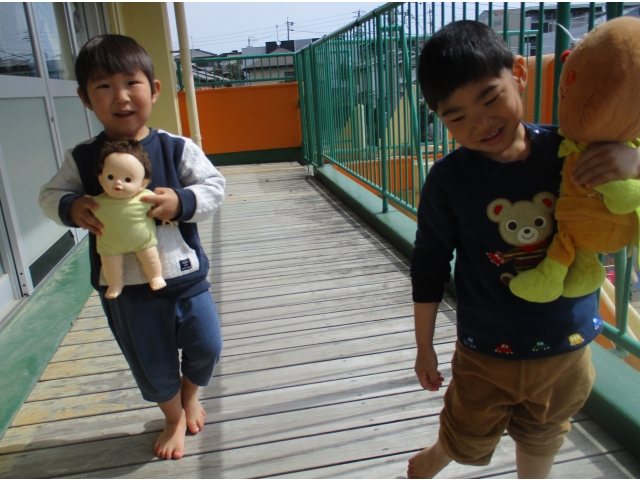 干してあったお人形を取り込みます。