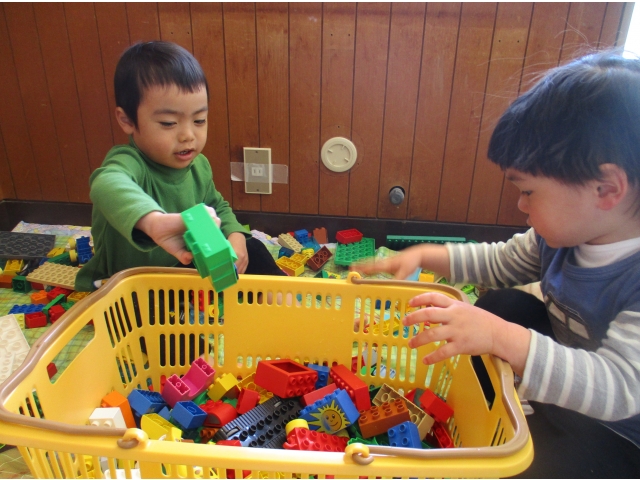 ブロックは乾いたかな？たくさんのブロックを協力して片付けました！