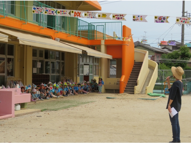 園長先から由来のお話を聞きます