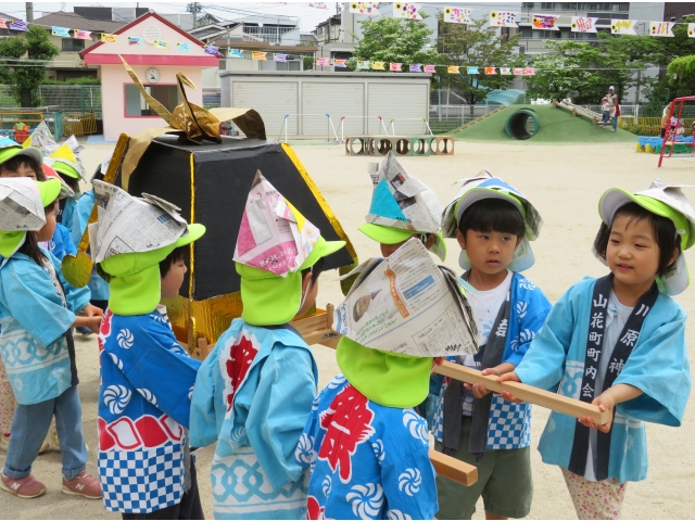 力を合わせて持ちます!