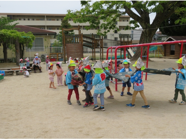 2歳のお友だちの前も通ります♪