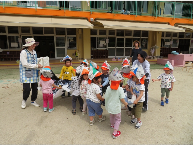 大きなこいのぼりを持って…すずらん組のお友だち♪