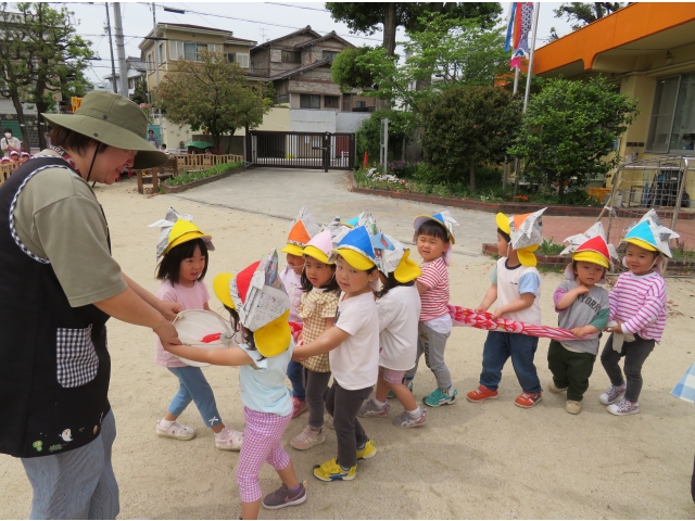 みんなでこいのぼりを持って…“ワッショイ!”