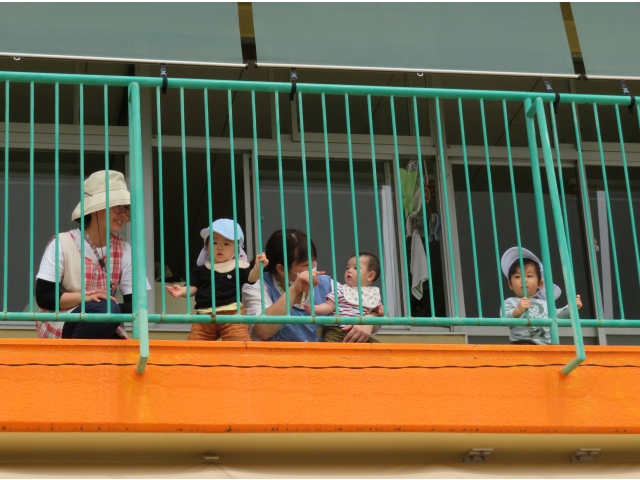 0歳児のお友だちはベランダから参加です♪