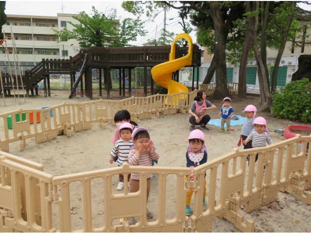 1才のお友だちは乳児園庭から参加です♪