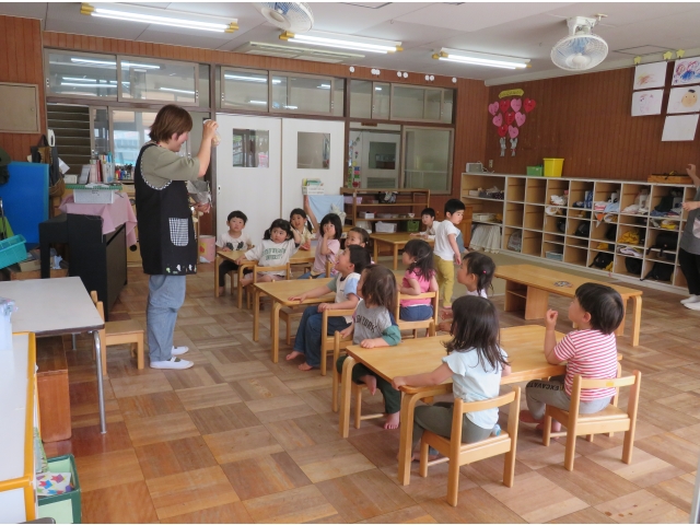 かぶとからラムネが出てきて大喜び♪