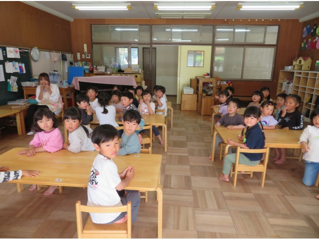 園長先生に走り勝ちして味わってラムネを食べます♡