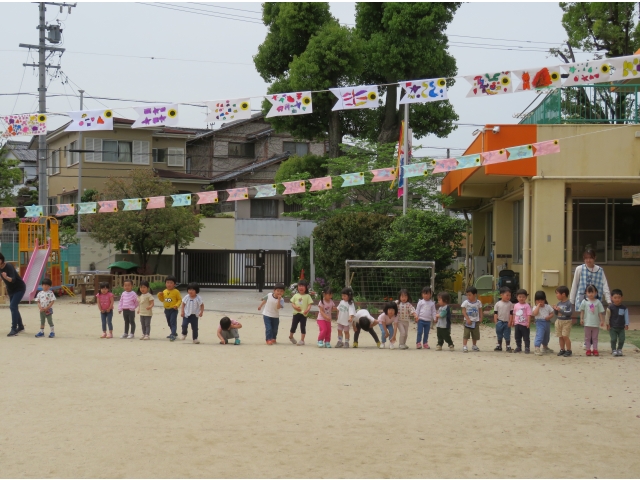 競争を見ていた3歳児のお友だちも挑戦です!