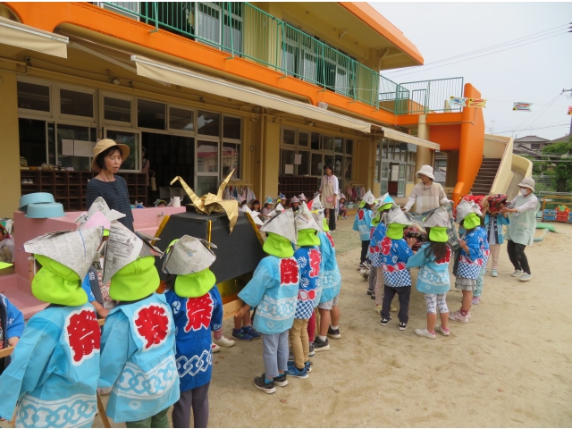 ぞう組神輿の練り歩きが出発です!