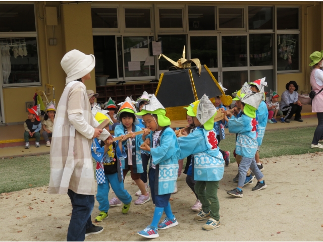 “ワッショイ!ワッショイ!…”