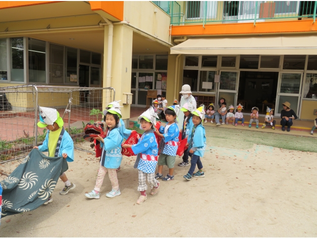 獅子も一緒に“ワッショイ!ワッショイ!”