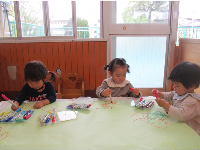 お友だちと一緒にカキカキ。