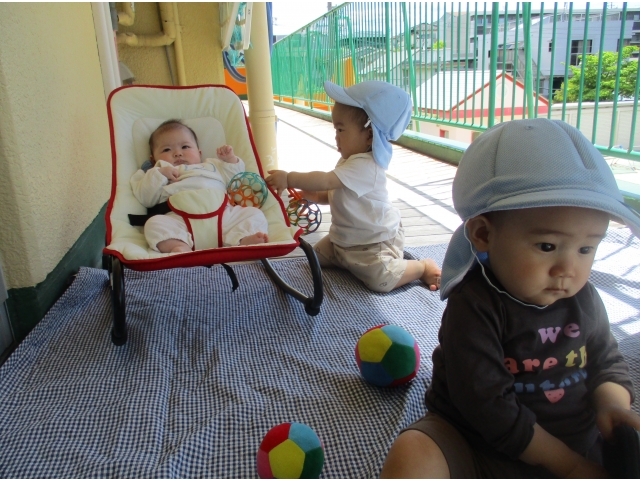 お友だちに「どうぞー」と、おもちゃを渡したり、のんびりして過ごしています☆