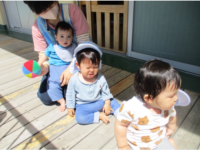 日差しが強く、汗だくです。そろそろ給食がくる時間なので、泣けてしまう子もいました。