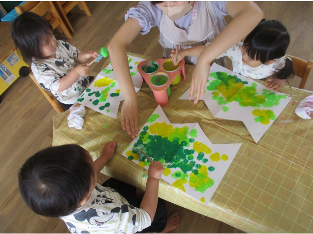 タンポでこいのぼりに模様をつけます