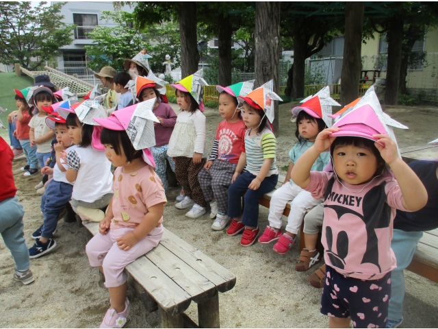 園庭で子どもの日のつどいが始まりました！藤棚の前で、わくわく♡