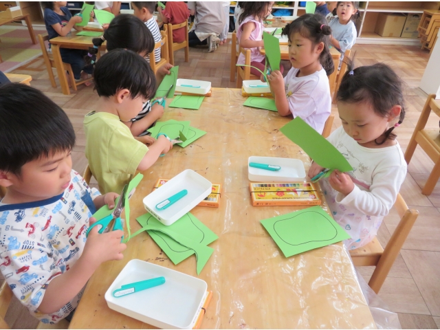 まずは画用紙をそら豆の形に切りました。