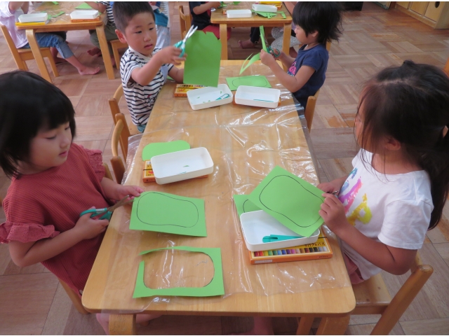 線からはみ出ないようにと真剣です。