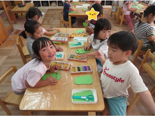 次は切ったそら豆に顔を描きます。どんな顔にしようかな～？