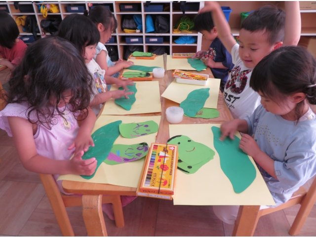 作ったそら豆と皮を貼ります。ここに貼ろうかな！