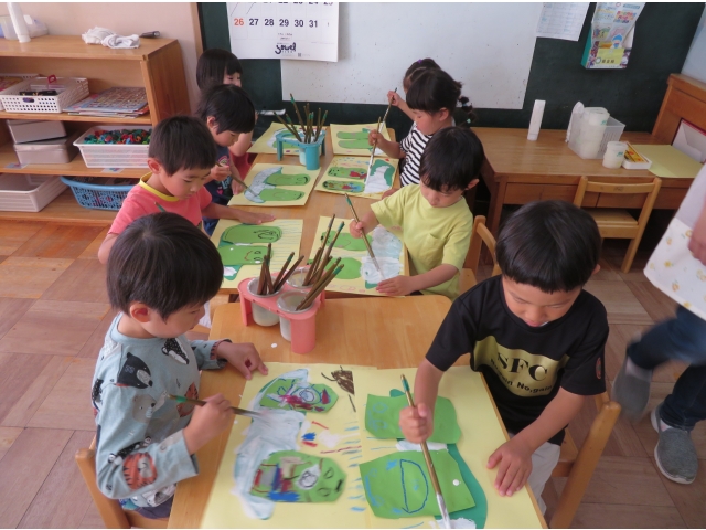 最後に皮の中の白い綿を絵の具で描きました。白い綿はふわふわだったよね！