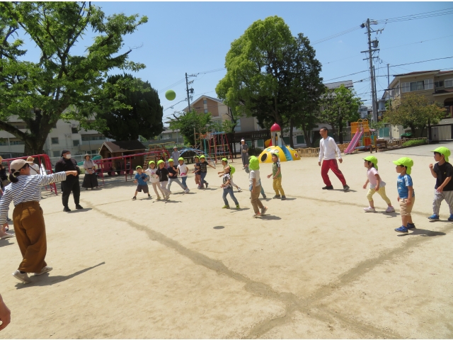 力を合わせてボールを取ります