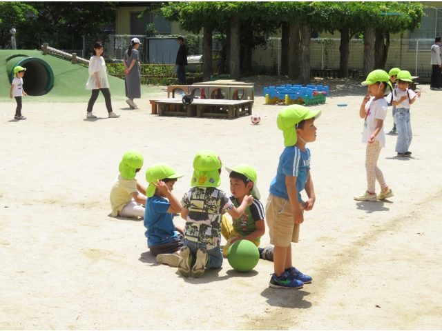 子ども達で誰がボールをもらうか話し合い中!